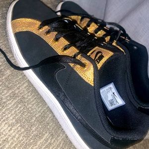 Size 8.5 Black Nike Lows